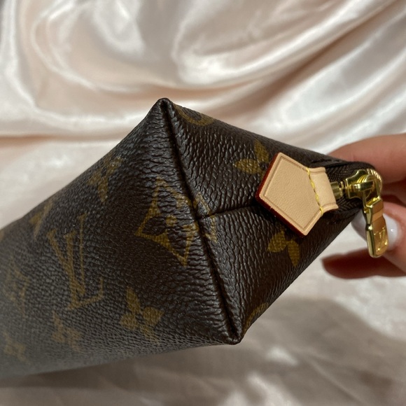 Louis Vuitton monogram cosmetic pouch - Picture 9 of 11